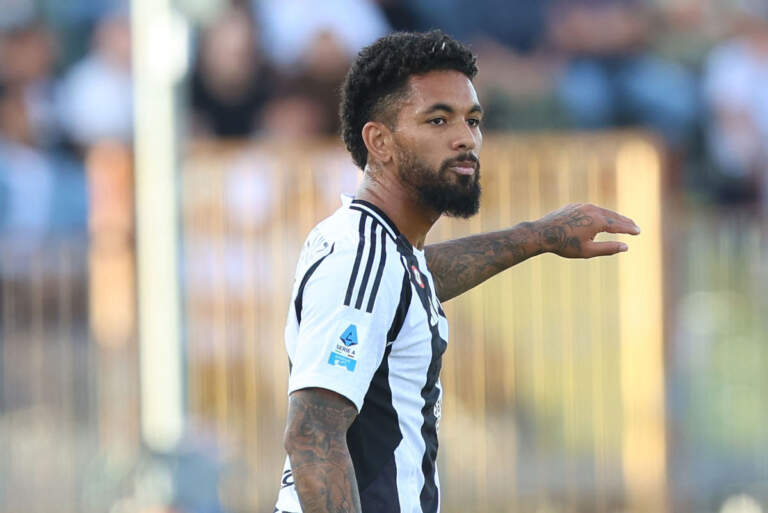 Douglas Luiz: The Rise of Aston Villa’s Midfield Maestro