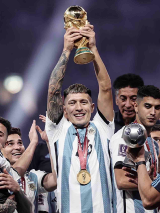 Lisandro Martinez: Football player biography 