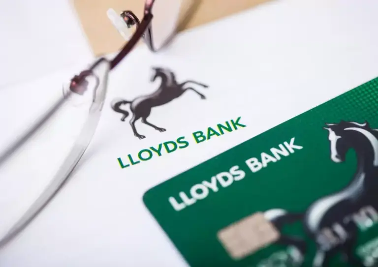 Analyzing Lloyds Share Price Trends and Factors