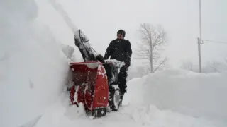 Severe Weather Alert: New York Snow Causes Blizzard Warnings and Travel Bans
