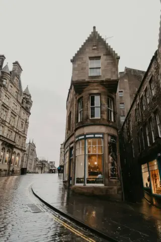 Edinburgh Weather: Misleading Forecasts Impact Zoo Revenue