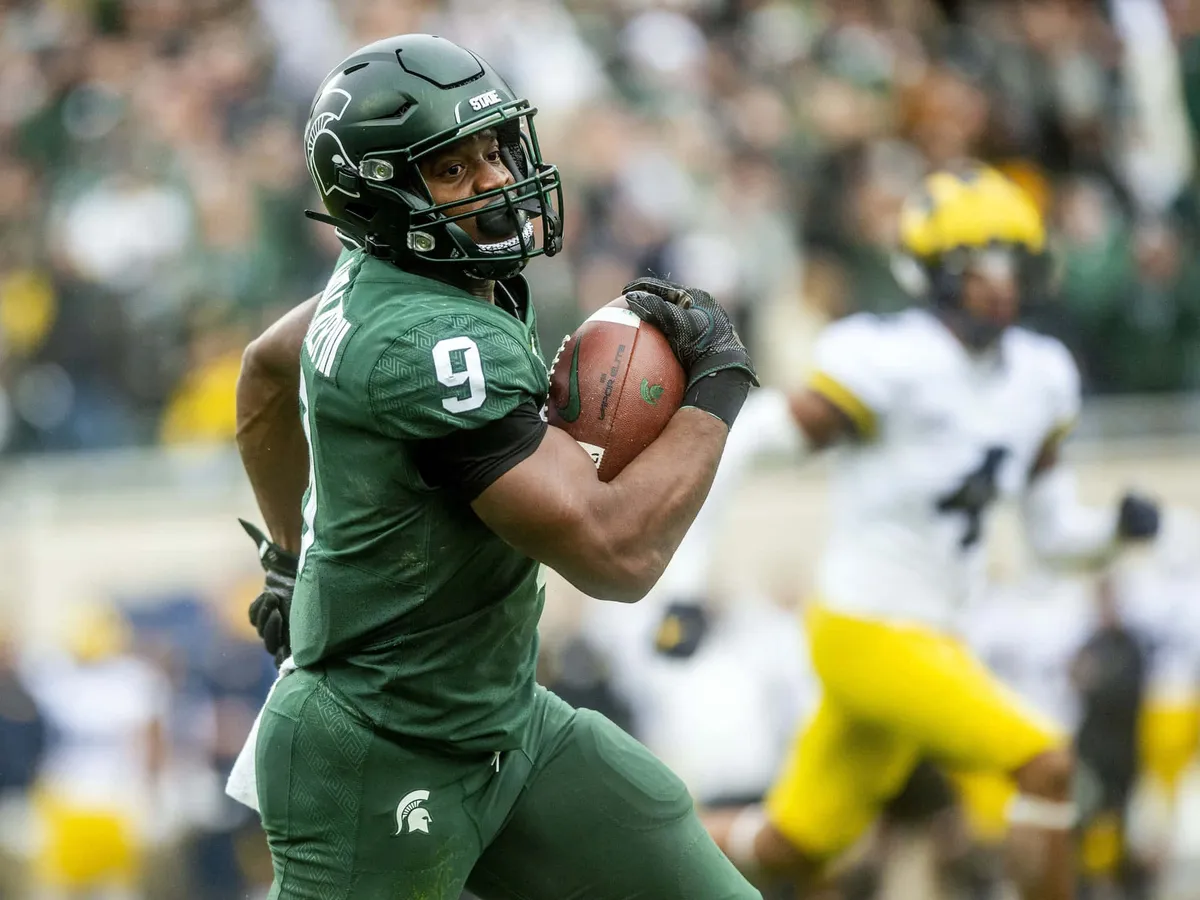 Kenneth walker signs with kansas city chiefs