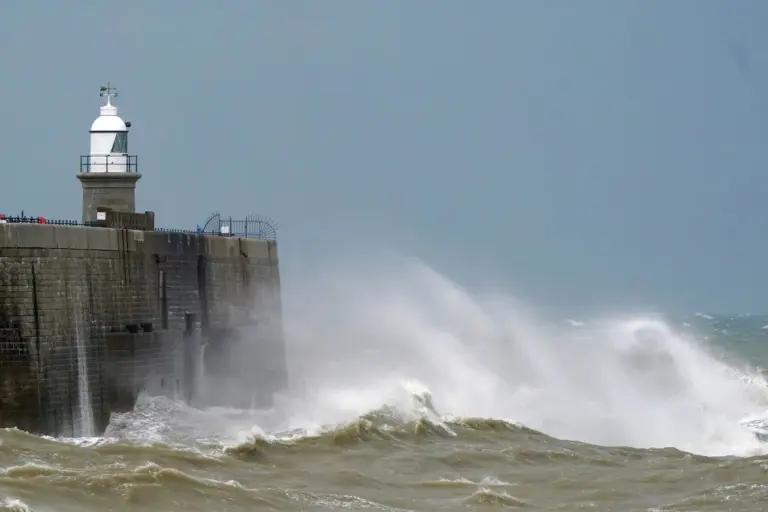 Met office strong winds weather warning