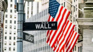 S and p 500: Market Predictions and Target’s Performance Analysis