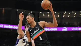 Spurs vs Rockets: A Crucial Western Conference Clash