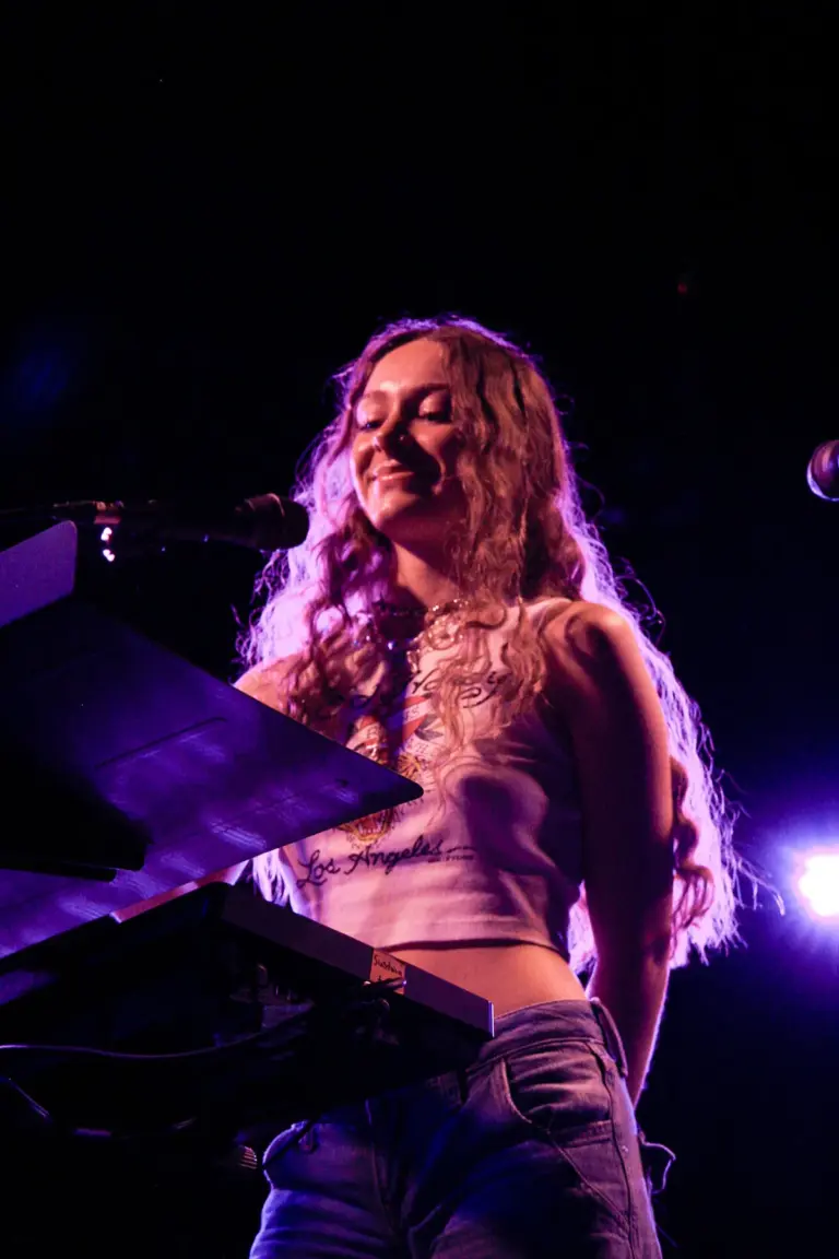 Holly humberstone: Glasgow Welcomes  for a Captivating Performance