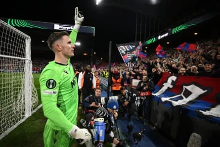 Dean Henderson celebrates with fans