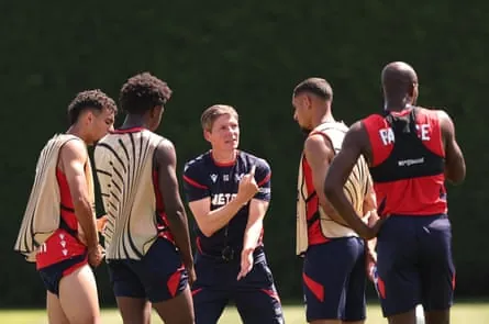 Oliver Glasner speaks to some of his players in training