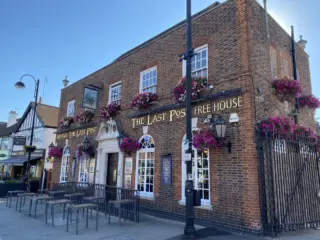 Wetherspoons Incident Sparks Outrage Among Reform Supporters in Braintree