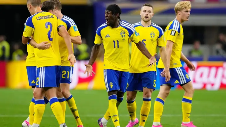 Dallas: Japan and Sweden secure World Cup last 32 spots after draw