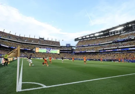 Gonzalo Plata #19 of Ecuador controls the ball