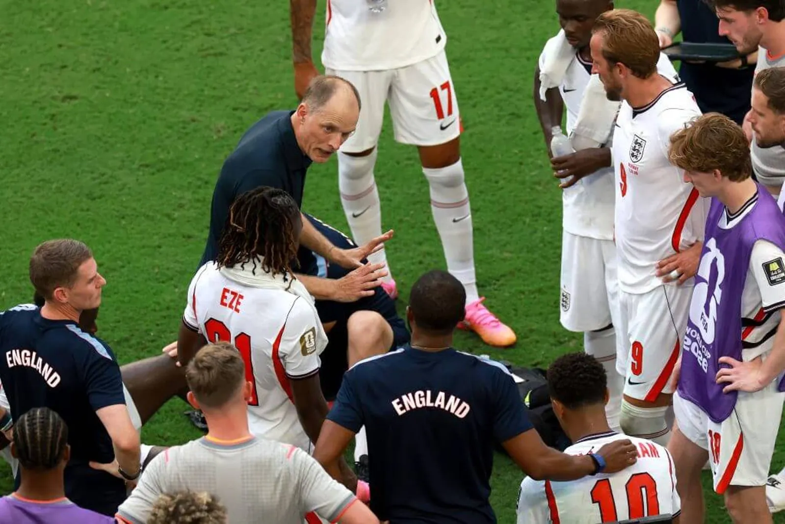 Tuchel speaking to England players in a huddle