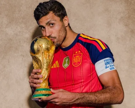 Rodri poses for a photo with the World Cup after the final
